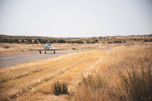 Licitadas las obras de refuerzo de capa de rodadura de la pista del aeródromo de Royanejos