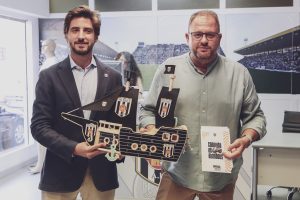El alcalde anuncia el cambio del césped del Estadio Romano el día en el que ha renovado su abono del Mérida AD para la temporada 2022/23