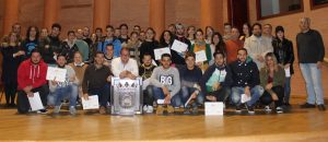 El alcalde entrega diplomas a los 40 alumnos del proyecto Aprendizext que han trabajado en la Casa de los mármoles