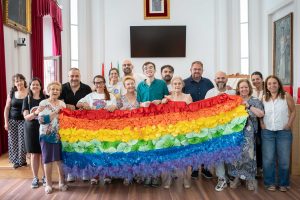 Emeritea, AFAM, la Asociación de Vecinos El Prado, la Residencia de Mayores El Prado y los jóvenes de Fundación Triángulo entregan al Ayuntamiento la bandera colaborativa LGTBIQ+
