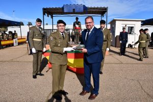 El Grupo de Artillería de Campaña XI reconoce al alcalde de Mérida por su estrecha vinculación con la unidad militar, los servicios prestados y la colaboración constante con el Grupo
