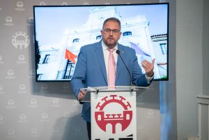 El alcalde ha solicitado en la reunión del Consejo de Capitalidad la puesta en marcha de los proyectos comprometidos con Mérida como el nuevo Parque Móvil regional, la ampliación de la Escuela de Idiomas, la creación del Centro de Estudios Agrarios, la nueva sede de FUNDECYT, la electrificación de Expacio Mérida o la creación de una Residencia Universitaria, entre otros asuntos