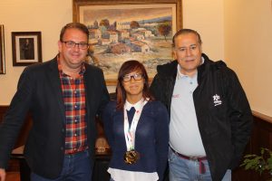 El alcalde recibe a la nadadora Isabel Yinghua Hernández tras su éxito en el campeonato de Europa