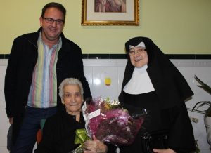 El alcalde felicita en el Asilo a Narcisa Salguero Macías en su 100 cumpleaños