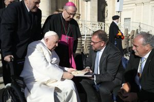 El alcalde agradece personalmente al Papa Francisco, en la ciudad del Vaticano, la concesión del Año Jubilar Eulaliense y mantiene un encuentro con los responsables, emeritenses, de la Secretaría General de Economía del Vaticano
