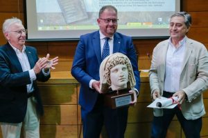 El alcalde, Antonio Rodríguez Osuna, destaca en la entrega del Premio Genio Protector de la Colonia que “mostrar nuestro patrimonio vivo unido a la potencia cultural que tenemos nos posiciona como referentes a nivel nacional”