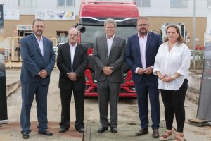 El alcalde, Antonio Rodríguez Osuna, coloca la primera piedra de lo que será el taller concesionario más grande de Extremadura ubicado en el polígono industrial El Prado de Mérida
