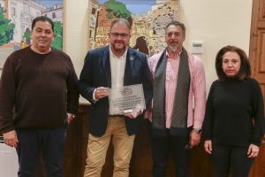El alcalde, Antonio Rodríguez Osuna, recibe un reconocimiento de los trabajadores del Mercadillo de Mérida, y anuncia, durante el acto, que volverán a sacar las ayudas de 1.000 euros para las y los autónomos del mercadillo emeritense y mejorar las condiciones del Ferial