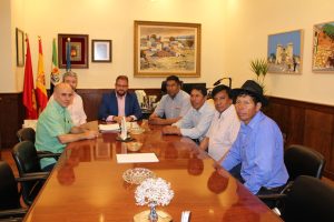 El alcalde recibe a responsables del Gobierno Municipal de la localidad boliviana de Tiahuanaco