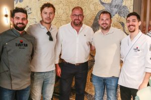 El alcalde visita el nuevo restaurante de comida asiática, ‘Daitan’, abierto en el centro por cuatro empresarios emeritenses