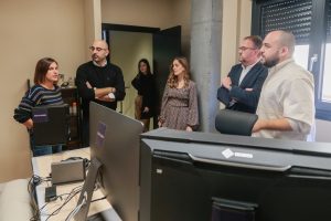 El alcalde visita la productora audiovisual ‘Synopsis’,  con sede en Mérida, que da empleo a 20 personas y que produce en la actualidad piezas para televisión, cine y publicidad