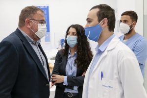 Rodríguez Osuna visita la nueva clínica Vitaldent en la ciudad que da empleo a nueve personas