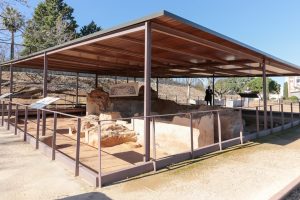 El alcalde visita las mejoras realizadas en el Mausoleo donde se encontró el famoso ‘Dintel de los Ríos’ y las excavaciones del Peristilo del Teatro Romano con el objetivo de aumentar los recursos patrimoniales para fines culturales y turísticos
