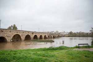 El Ayuntamiento reitera el llamamiento a la ciudadanía para no transitar por los cauces del Guadiana