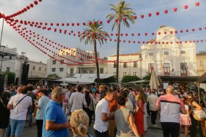 Los establecimientos de hostelería pueden solicitar la instalación de barras exteriores durante la Feria hasta el 22 de agosto