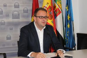 El alcalde detalla diferentes medidas en Personal para dignificar la labor de los funcionarios municipales