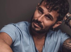 El cantante Antoñito Molina será el pregonero del Carnaval Romano de Mérida 2024