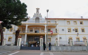 El Ayuntamiento entrega 300 litros de aceite y 500 litros de leche al Asilo de Ancianos