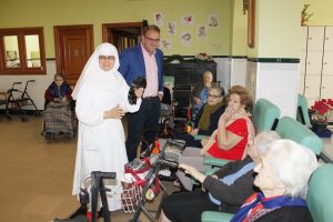 El alcalde realiza la tradicional visita de Navidad al Asilo de Ancianos