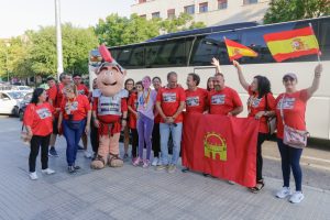 El delegado de Deportes, Toni Marín, acompaña en la salida hacia París a la familia y amigos de la piragüista Estefanía Fernández que emprenden hoy un viaje en autobús para animarla en su participación en los Juegos Olímpicos