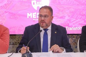 El alcalde anuncia que el ayuntamiento cuenta con 36 millones de euros de activos en bancos tras rebajar la deuda en más de 65 millones de euros “con un objetivo claro de sanear las cuentas, dotar al consistorio de solvencia económica y una rigurosa gestión del dinero de todas y todos los emeritenses”