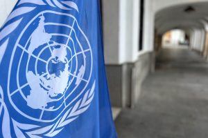 La bandera de las Naciones Unidas ondea en la puerta principal del Ayuntamiento de Mérida