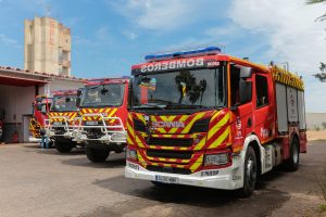 El Parque de Bomberos de Mérida cuenta con un nuevo camión, bomba forestal, pesada con capacidad para 3.500 litros de agua y que se ha presentado hoy gracias a la inversión de la Diputación de Badajoz