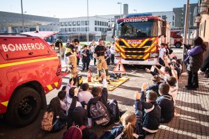 Un centenar de escolares de Las Josefinas y el Colegio San Luis han participado en una jornada de convivencia con los bomberos en San Lázaro