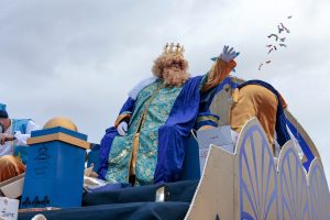 Más de 1.000 personas formarán parte de una de las Cabalgatas de Reyes Magos más participativas de la historia de Mérida donde se repartirán 6.000 kilos de caramelos entre las 16 carrozas, 11 pasacalles, motoristas y bomberos