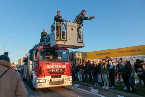 Efectivos del Parque de Bomberos de Mérida realizarán una ‘petalada’ a Santa Eulalia en la noche del 9 de diciembre desde la escala del camión que se elevará en el cruce de la Torre