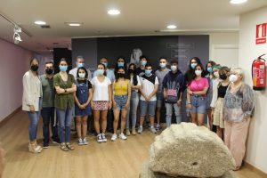 El delegado de Juventud da la bienvenida a los participantes del campo de voluntariado del yacimiento arqueológico de Mérida