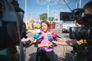 La feria de Mérida, que contará en el recinto ferial con un total de 54 atracciones, arranca esta noche con el encendido que dará el pistoletazo de salida a una amplia programación repleta de conciertos, actividades culturales y deportivas
