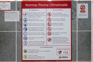 Comienza la instalación de cartelería en lectura fácil en las instalaciones deportivas municipales