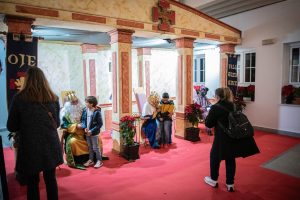 Cientos de niñas y niños visitan a los carteros reales que recogen las cartas de las y los pequeños emeritenses en el  Patio del Ayuntamiento hasta mañana jueves, 4 de enero