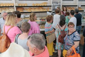 El alcalde visita la empresa ‘Horno Los Remedios’ en la Puerta de la Villa que amplía su oferta de productos con una vinacoteca y anuncia la apertura de su tercera tienda en Mérida en Los Bodegones