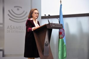 El ayuntamiento se suma a la conmemoración del Día Internacional del Pueblo Gitano con la colocación su bandera y la participación en el acto institucional de la Asamblea de Extremadura