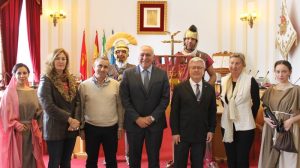 El alcalde entrega las llaves de dos locales a las asociaciones Emérita Antiqua y Club de senderismo Camino de la Plata