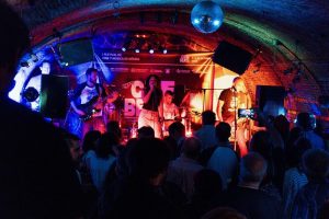 El Festival Cinebeat ofrece hoy en el teatro María Luisa su certamen de videoclips y el concierto de Anhbel