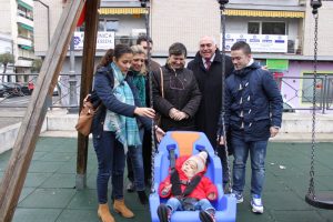 Los 75 parques infantiles de Mérida tendrán columpios adaptados para niños con discapacidad