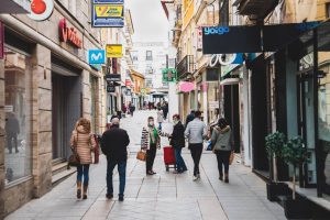 El Ayuntamiento pone en marcha una campaña para animar a la población a realizar sus compras en el comercio local con ludoteca infantil y atracciones