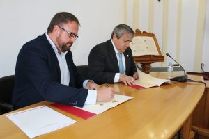 Firmado el acuerdo con la UEX para el uso gratuito de instalaciones deportivas para sus alumnos