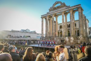 El concurso de Copla Monumental unirá a todas las categorías de agrupaciones del Carnaval Romano en el Templo de Diana para cantarle piropos a Mérida