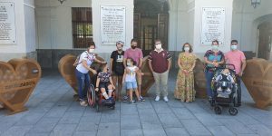 El ayuntamiento recepciona cinco corazones solidarios para recogida de tapones donados por Stone & Music Festival