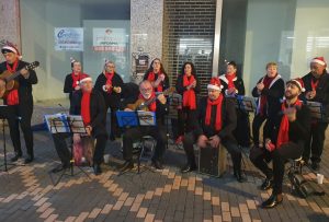 El Mercado Navideño de Artesanía ofrece este puente de diciembre diferentes actividades para todos los públicos como talleres y una actuación musical a cargo del del Coro Rociero ‘La Dehesa Extremeña’ en el Parque López de Ayala