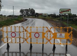 Cortado un acceso a Don Álvaro por el desbordamiento del arroyo del Judío y se corta al tráfico de peatones y vehículos la calle Holguín por el desprendimiento del techo de una vivienda