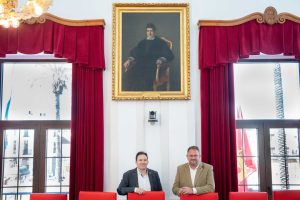 El cuadro del político y jurista emeritense José María Calatrava, uno de los padres de la Constitución de 1812, luce en el Salón de Plenos del ayuntamiento tras una cesión del Congreso de los Diputados con motivo de los actos que en su homenaje llevará a cabo el ayuntamiento de Mérida