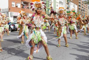 La comparsa las Kheisas, de Santa Amalia, y la Comparsa La Cúpula, de Villanueva de la Serena, encabezan el concurso de pasacalles del Gran Desfile del Carnaval Romano de Mérida en las modalidades adulta e infantil