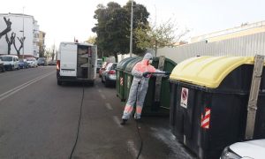 La Delegación de Limpieza Viaria desinfecta a diario con germicida las calles y el mobiliario urbano de la ciudad