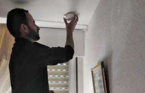 Comienza la instalación de 100 detectores de humo en hogares de personas mayores