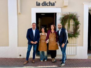 El alcalde visita la tienda gourmet ‘La Dicha’ en la calle Berzocana que ofrece “hallazgos gastronómicos” únicos en una propuesta que mezcla restauración y productos extremeños de primera calidad